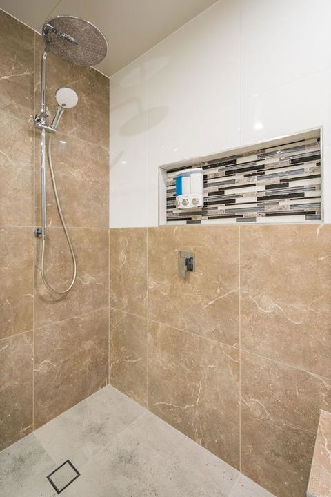 Luxury Waterfront Home - Accommodation QLD 3