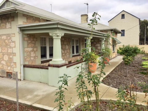 MacDonnell House Naracoorte - Accommodation QLD 1