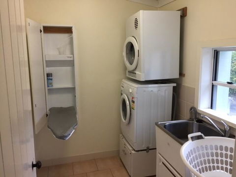 MacDonnell House Naracoorte - Accommodation QLD 3