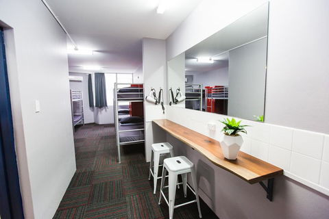 Mad Monkey Backpackers Waterfront - Accommodation QLD 2