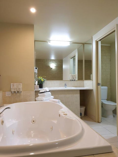 Madison Spa Motel - Adults Only - Accommodation QLD 1