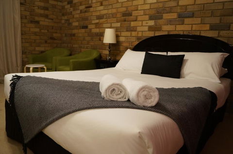 Magdala Motor Lodge & Lakeside Restaurant - Accommodation QLD 0