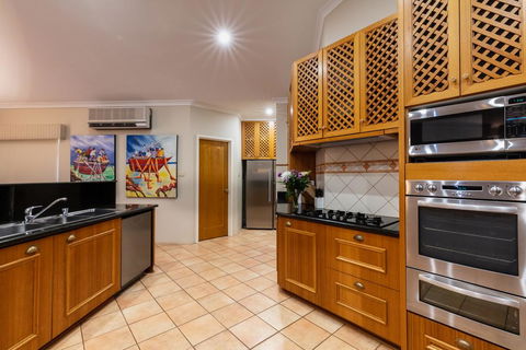 Maidstone Executive Residence - Accommodation QLD 2