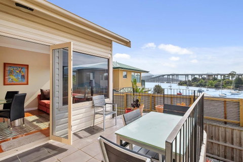 Manfield City Waterfront View Cottage - Accommodation QLD 1