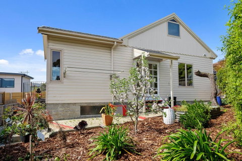 Manfield City Waterfront View Cottage - Accommodation QLD 2