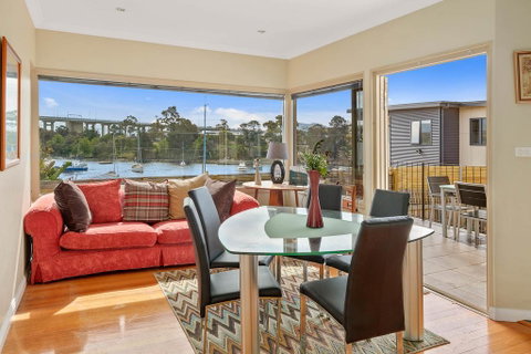 Manfield City Waterfront View Cottage - Accommodation QLD 3