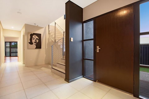 Marina Views Townhouse - Accommodation QLD 3