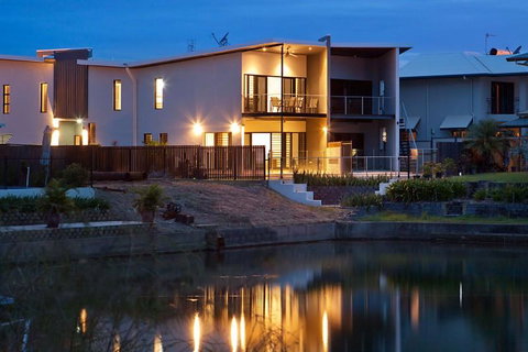Marina Views Townhouse - Accommodation QLD 2