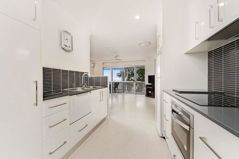 Marlin Waters Beachfront Apartments - Accommodation QLD 2