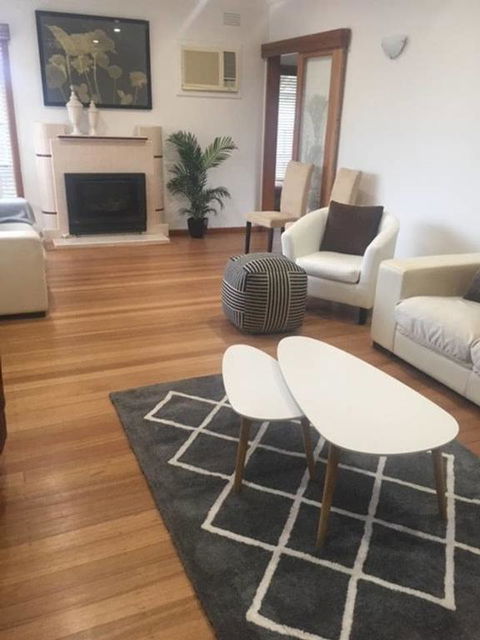 Melbourne Delightful & Comfortable Home. Sleeps 10. Walk To Train. 17 Km From CBD. - Accommodation QLD 0
