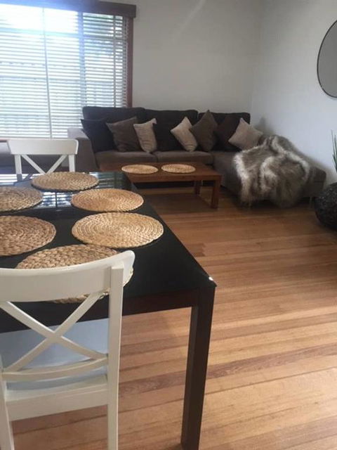 Melbourne Delightful & Comfortable Home. Sleeps 10. Walk To Train. 17 Km From CBD. - Accommodation QLD 3