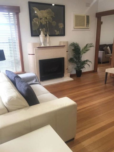 Melbourne Delightful & Comfortable Home. Sleeps 10. Walk To Train. 17 Km From CBD. - Accommodation QLD 2