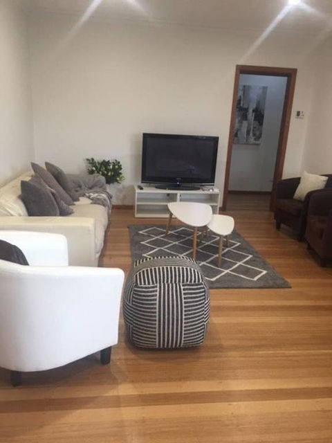 Melbourne Delightful & Comfortable Home. Sleeps 10. Walk To Train. 17 Km From CBD. - Accommodation QLD 1