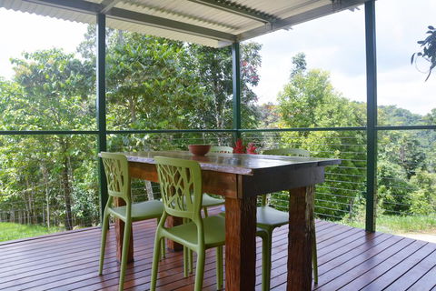 Mena Creek Flower House - Accommodation QLD 2