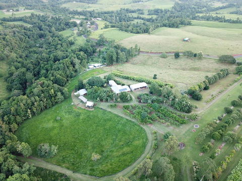 Mena Creek Flower House - Accommodation QLD 3
