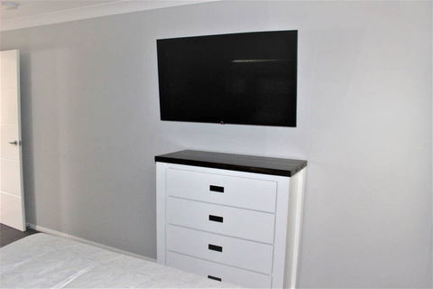 Michael's Place: Brand New Unit Close To Uni & CBD - Accommodation QLD 3