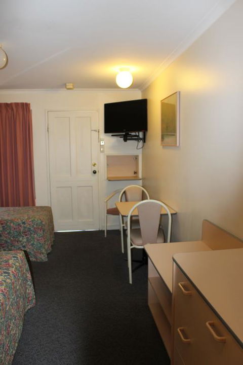 Mid Coast Motor Inn - Accommodation QLD 2