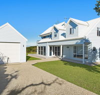 Middle Rock Beach House - Beach Front Lake Cathie - Accommodation QLD
