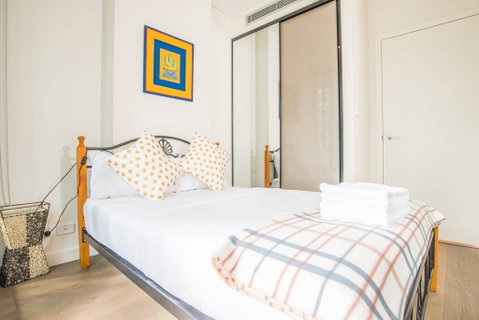 Modern 1bed1study Apt Near Station & MQ Centre - Accommodation QLD 1