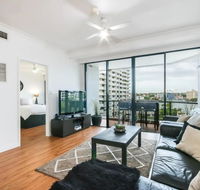 Modern 2 Bedroom River View Apartment in Docklands - Accommodation QLD