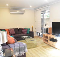 Modern 2 Bedroom Unit Close to CBD - Accommodation QLD