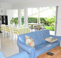MODERN 3 BEDROOM APARTMENT IN TRADITIONAL QUEENSLANDER  PATIO LEAFY YARD POOL - Accommodation QLD