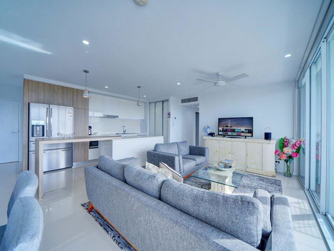 Modern Contemporary Southport Apartment - Accommodation QLD 2