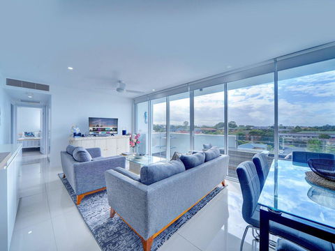 Modern Contemporary Southport Apartment - Accommodation QLD 0
