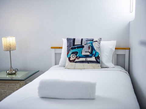 Modern Contemporary Southport Apartment - Accommodation QLD 1