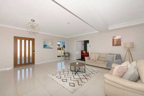Modern Luxury Ocean Views - Accommodation QLD 3