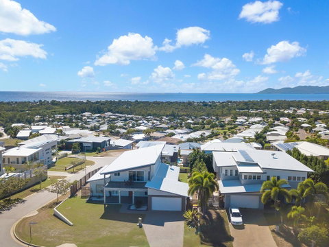 Modern Luxury Ocean Views - Accommodation QLD 2
