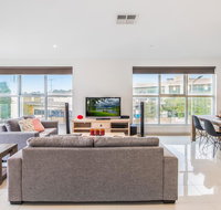 Modern Unit With Balconies Near Melbourne Airport - Accommodation QLD