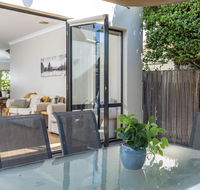 MOMENTS FROM BRADDON  ANU SPACIOUS and RELAXED - Accommodation QLD