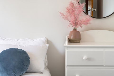 Moonah House-10 Mins To CBD & MONA, 4BR, 2 BATH, Great View, Park 3 Cars, Sleep 11, King Bed, En-suite - Accommodation QLD 1