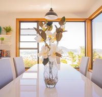 Moonah House-10 mins to CBD  MONA 4BR 2 BATH great view park 3 cars sleep 11 king bed en-suite - Accommodation QLD