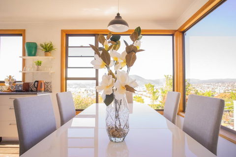 Moonah House-10 Mins To CBD & MONA, 4BR, 2 BATH, Great View, Park 3 Cars, Sleep 11, King Bed, En-suite - Accommodation QLD 0