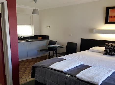 Motel Lodge - Accommodation QLD 1