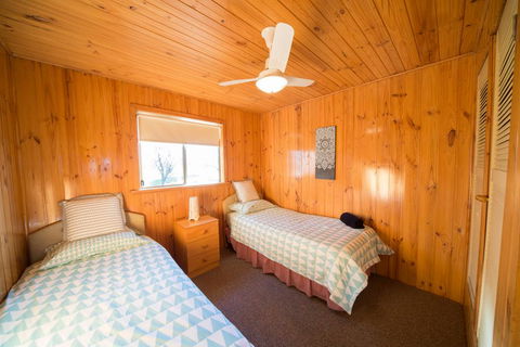 Mundic Waterfront Cottages - Accommodation QLD 3