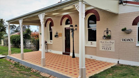 Must Love Dogs B&B & Self Contained Cottage - Accommodation QLD 0