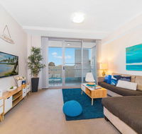 Near Airport  Train Station Stylish Two-Story Apartment - Accommodation QLD