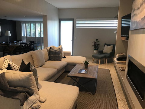 The Urban Beach House - Accommodation QLD 3
