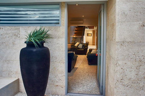 The Urban Beach House - Accommodation QLD 6