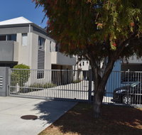 Central Executive Townhouse - Accommodation QLD