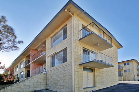 Summer Breeze - Holiday Or Business Apartment - Accommodation QLD 0