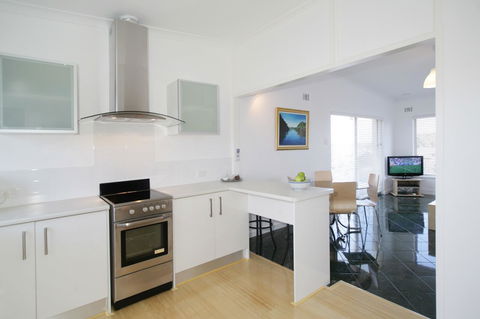 Summer Breeze - Holiday Or Business Apartment - Accommodation QLD 5