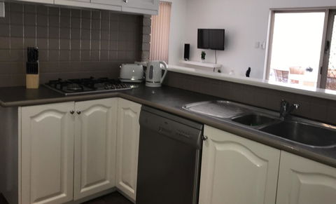 Blue Lake Family Retreat - Accommodation QLD 12