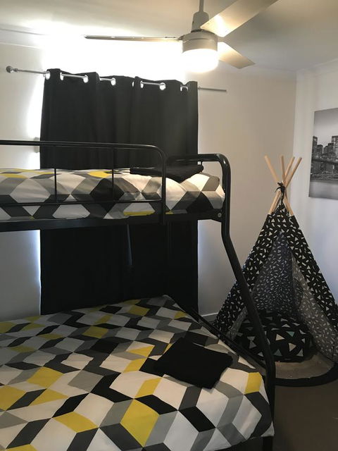 Blue Lake Family Retreat - Accommodation QLD 23