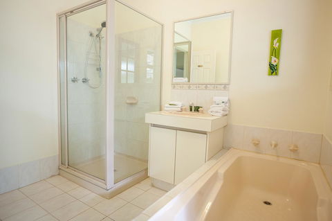 Riverglen Chalets - Accommodation QLD 23