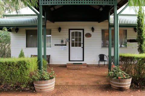 Treenbrook Cottages - Accommodation QLD 7