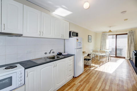 West Beach Lagoon 208 â€“ Great Value! - Accommodation QLD 12